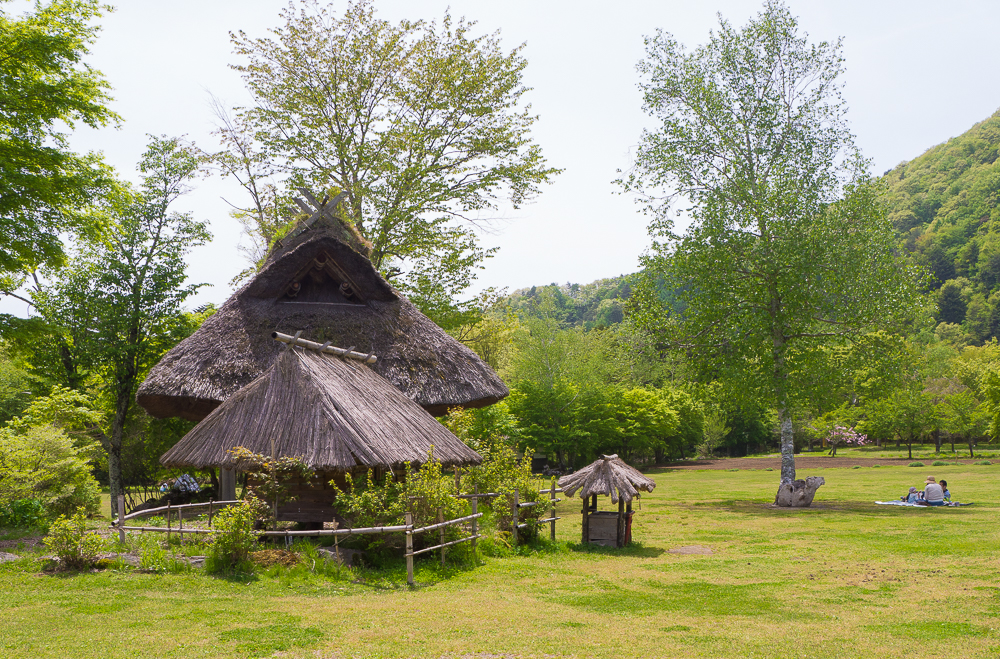 かやぶき屋根の東屋