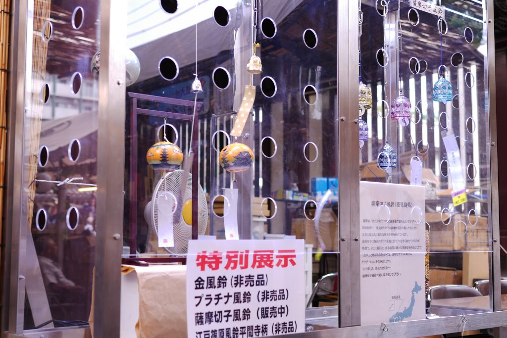 川崎大師風鈴市特別展示品金風鈴・プラチナ風鈴・薩摩切子風鈴・江戸篠原風鈴平間寺柄