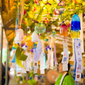 川崎大師風鈴市 全国の風鈴が涼しげな音色を響かせる